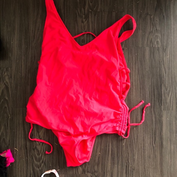 Swimsuits - Picture 4 of 5